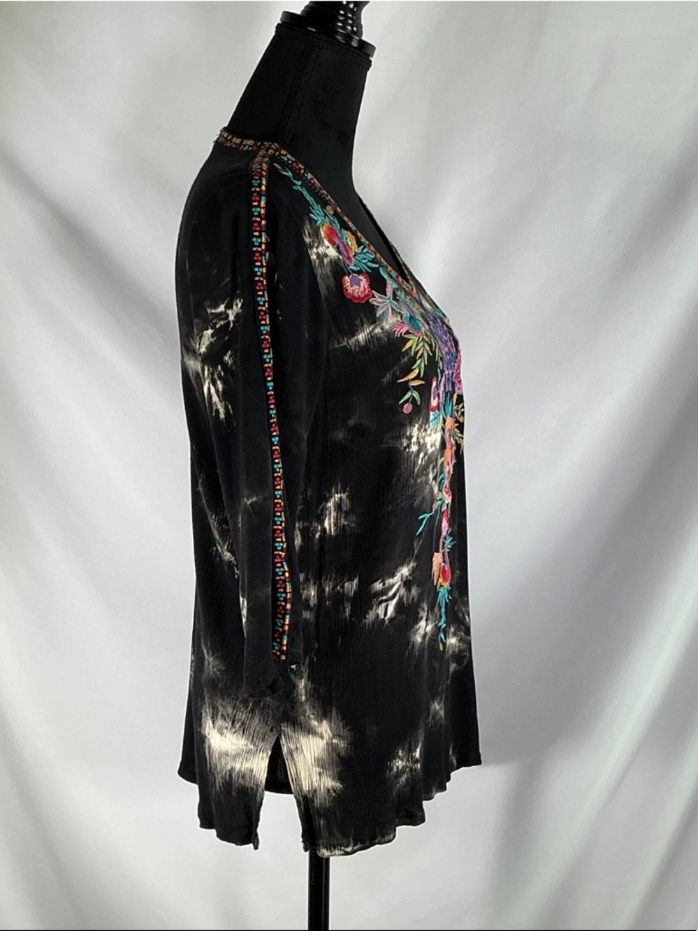 Calessa Black Embroidered V-Neck Floral Women's Tunic Size Small - Picture 3 of 8